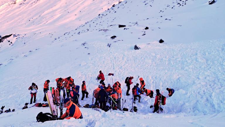 Auf diesem Foto der Bergrettung Pongau suchen Retter nach einem Lawinenabgang in der Region Salzburg Pongau im Westen Österreichs am Samstag, 17. Januar 2026, nach Menschen. 