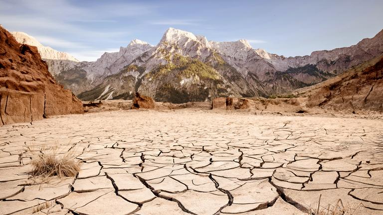 Ausgetrockneter Almsee in Oberösterreich - bearbeitet von der Aktivistengruppe "Letzte Generation" Österreich