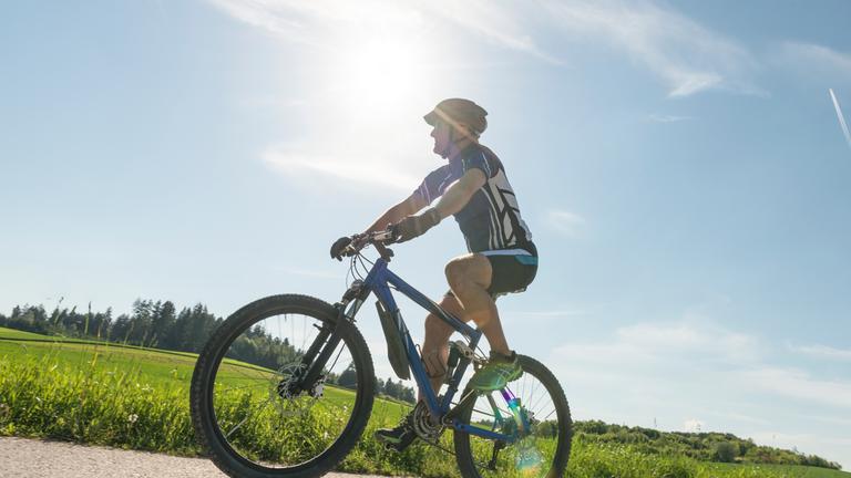 Mann fährt auf einem Mountainbike