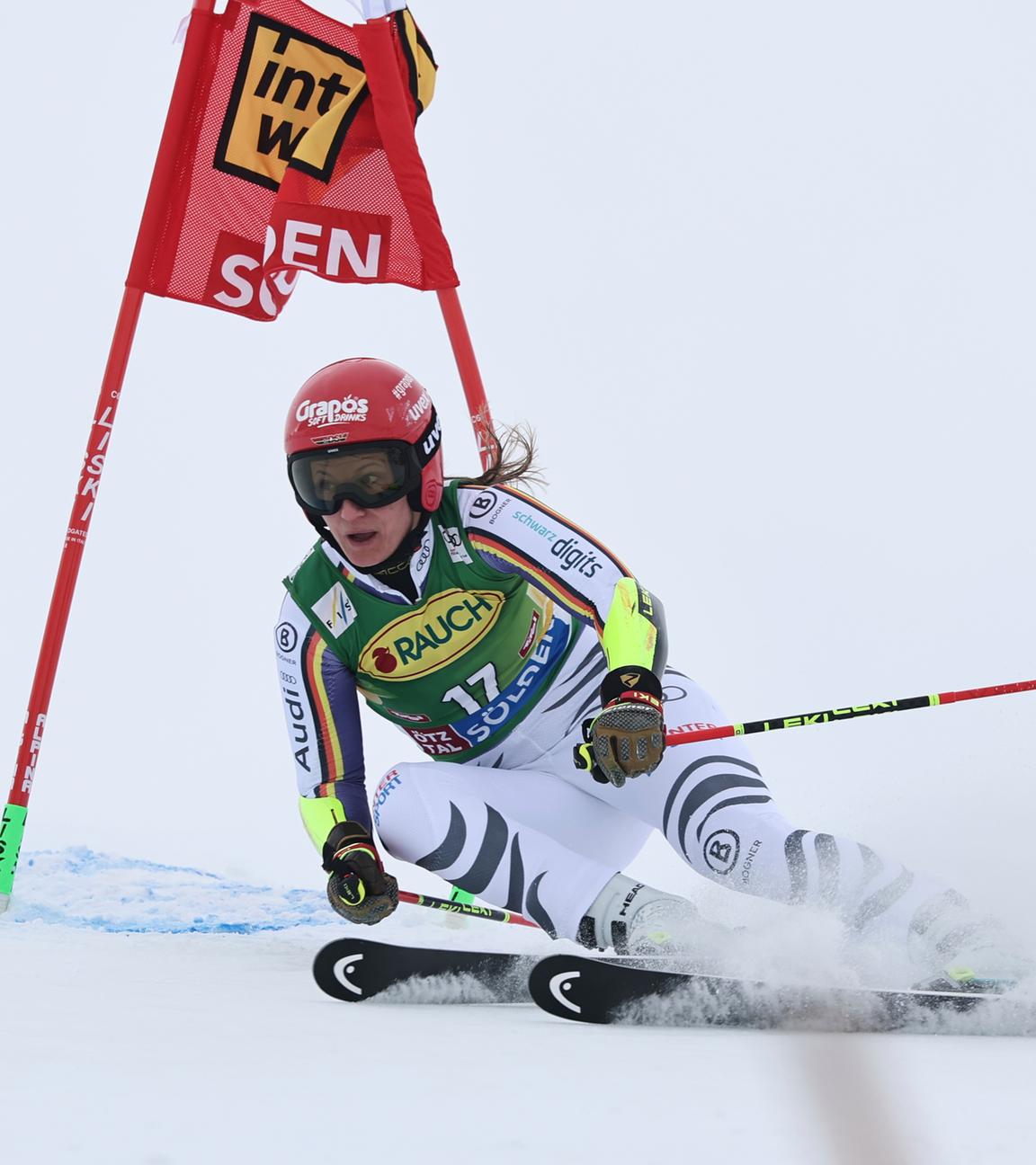 Österreich: Die Deutsche Lena Dürr nimmt an einem alpinen Ski-Weltcup-Riesenslalom der Damen in Sölden teil.