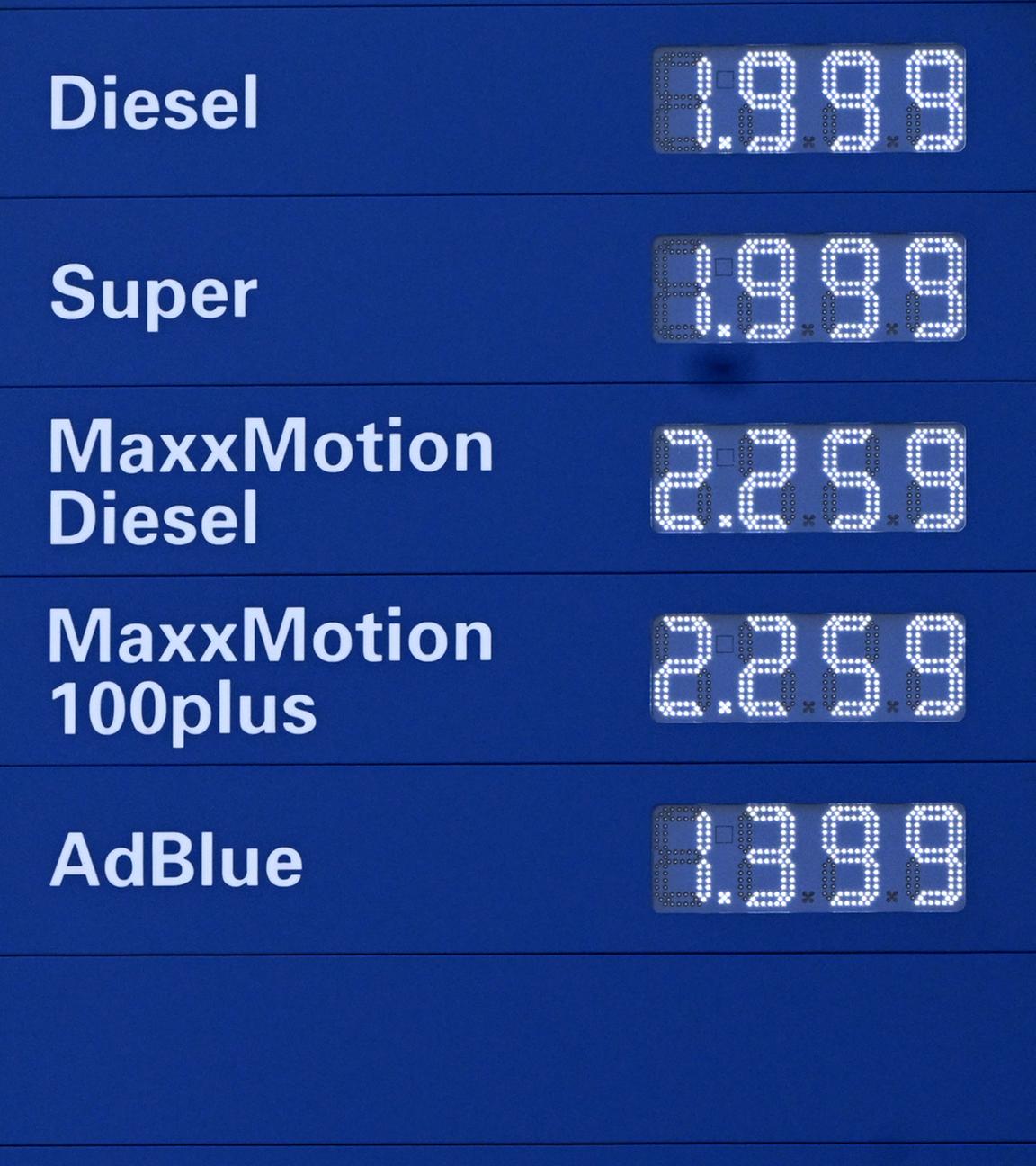 Österreich, Gänserndorf: Eine Anzeigetafel der Preise für Benzin, Diesel und AdBlue an einer Tankstelle.
