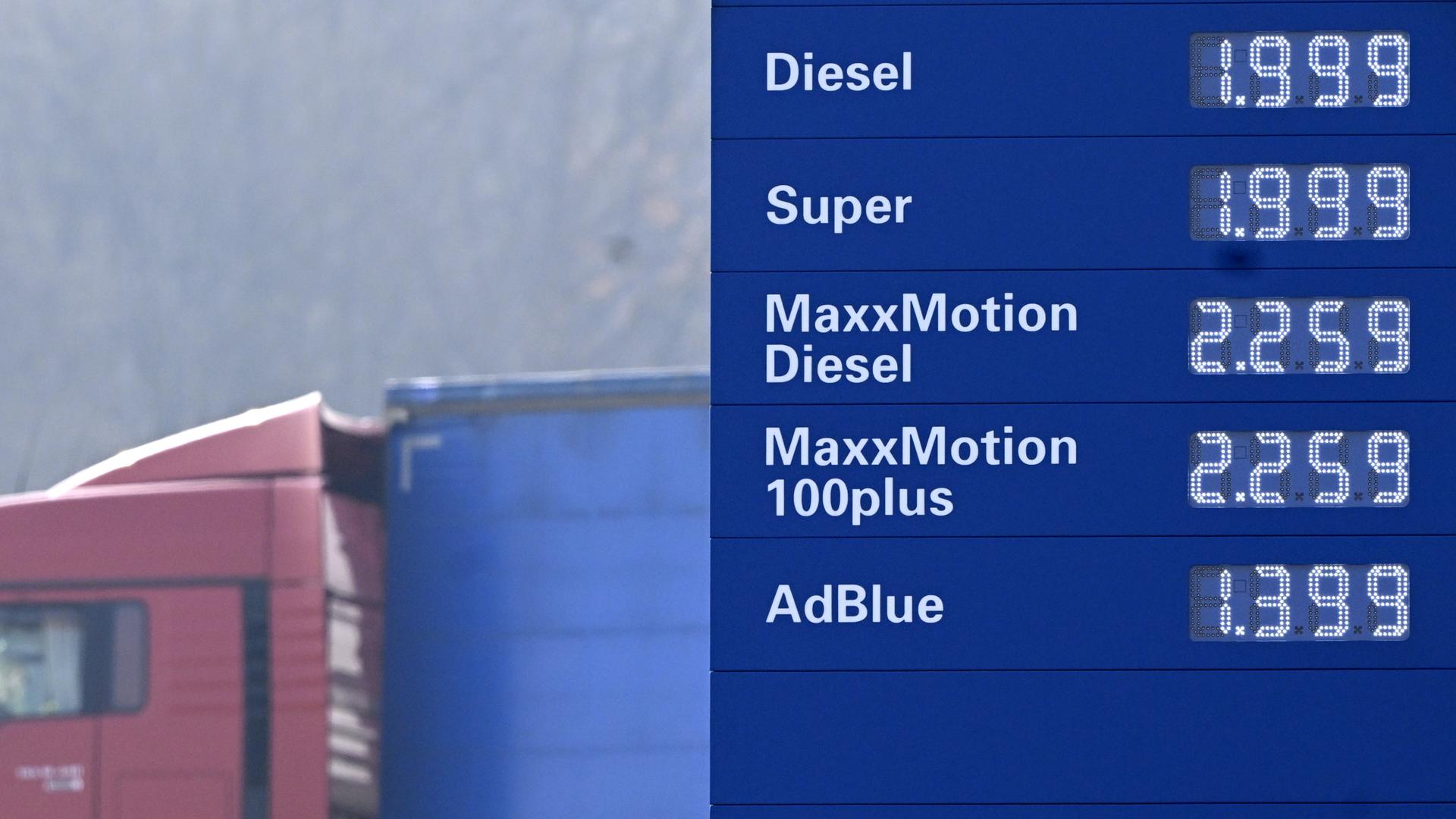 Österreich, Gänserndorf: Eine Anzeigetafel der Preise für Benzin, Diesel und AdBlue an einer Tankstelle.