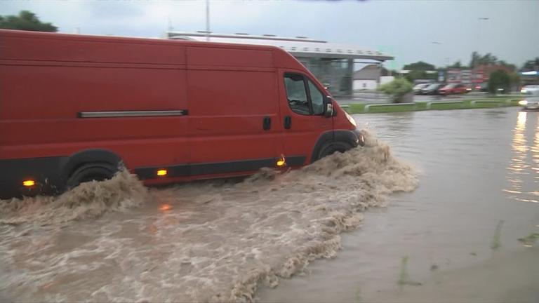 Ein Transporter der im Hochwasser fährt