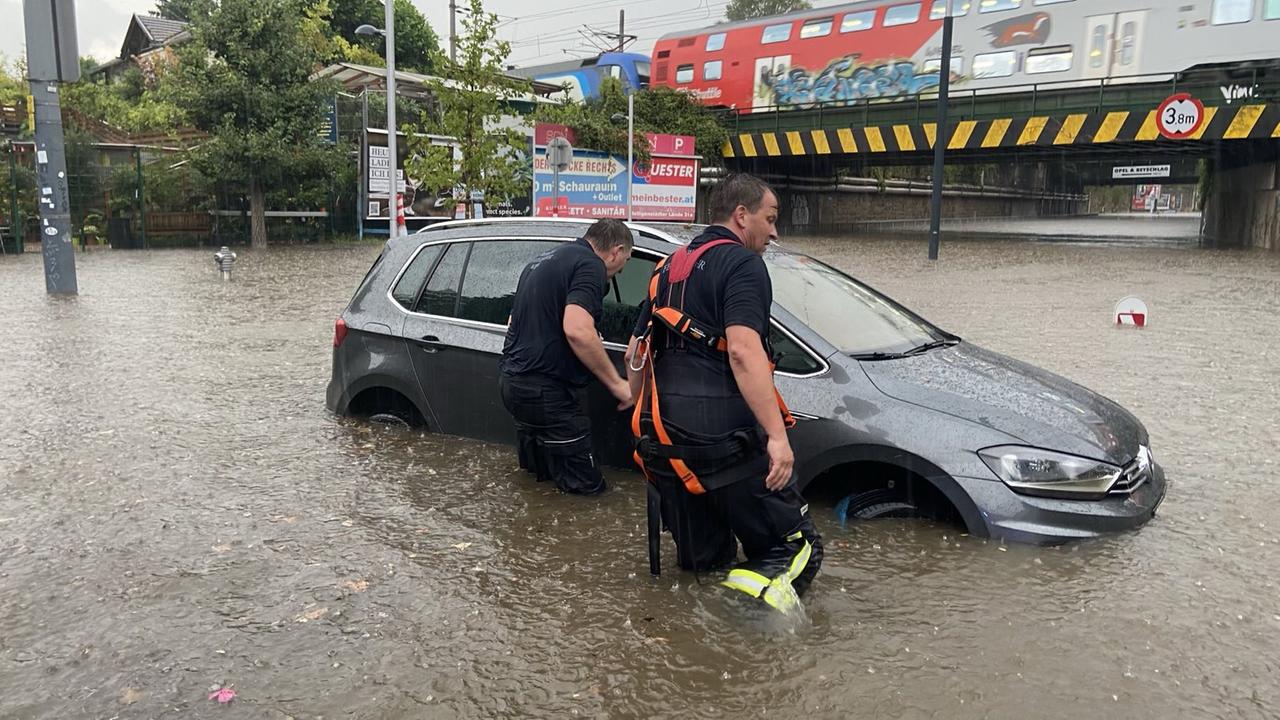 Überschwemmungen in der Stadt Wien nach einem heftigen Unwetter.
