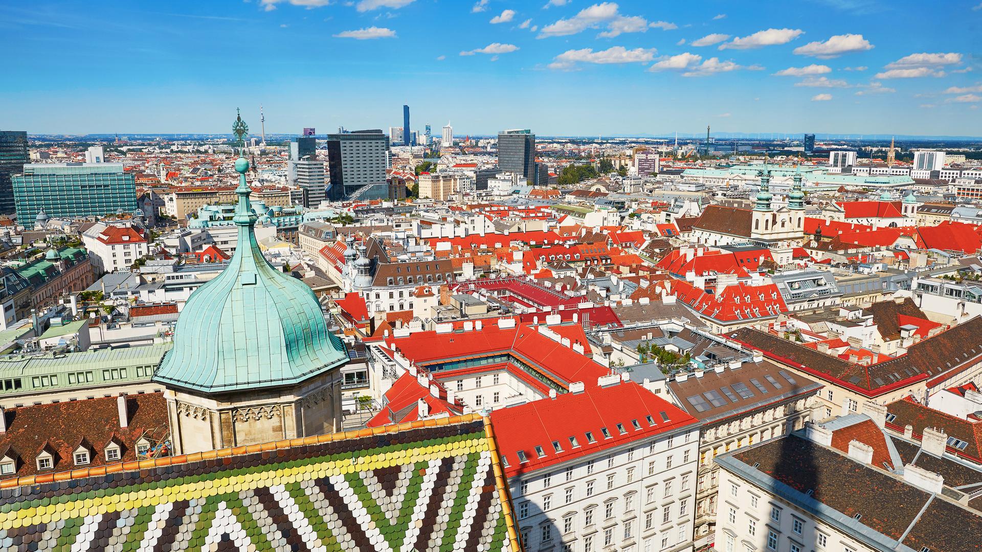 Zu sehen ist die Dächer der Wiener Innenstadt von einem hoch gelegenen Aussichtpunkt.