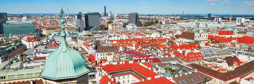 Zu sehen ist die Dächer der Wiener Innenstadt von einem hoch gelegenen Aussichtpunkt.
