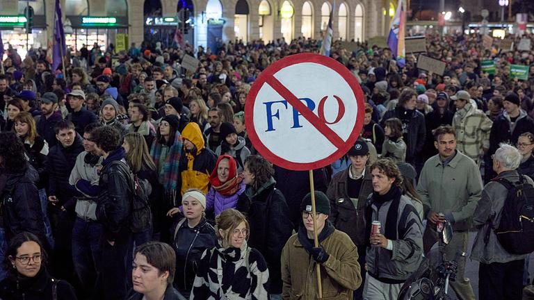 Menschen bei einer Demonstration gegen Rechts in der Wiener Innenstadt und vor dem Parlament.