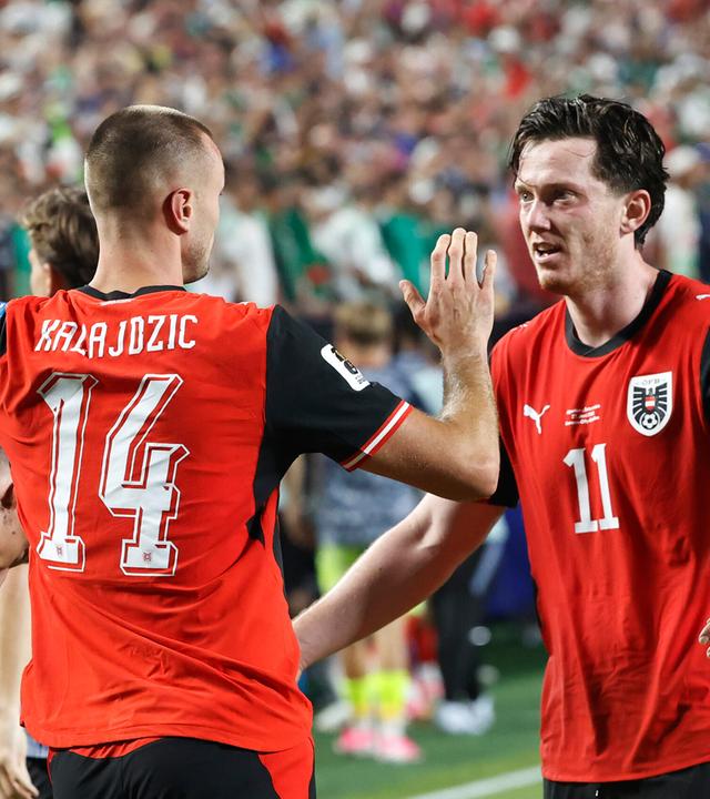 Österreichs Saša Kalajdžić (14) jubelt mit Michael Gregoritsch (11) nach seinem Ausgleichstor in der Nachspielzeit zum 2:2 gegen Algerien bei der WM in Kansas City am 27. Juni 2026.
