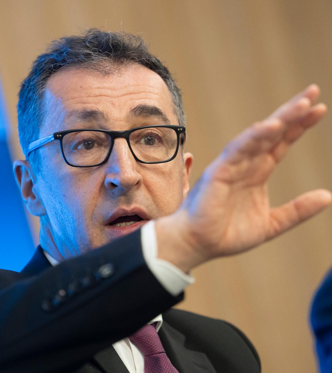 Cem Özdemir (Bündnis 90/Die Grünen), Spitzenkandidat der Grünen für die Landtagswahl in Baden-Württemberg, nimmt am Tag nach der Landtagswahl an einer Pressekonferenz im Landtag teil.