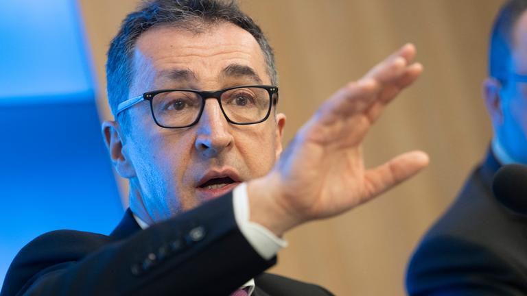 Cem Özdemir (Bündnis 90/Die Grünen), Spitzenkandidat der Grünen für die Landtagswahl in Baden-Württemberg, nimmt am Tag nach der Landtagswahl an einer Pressekonferenz im Landtag teil.