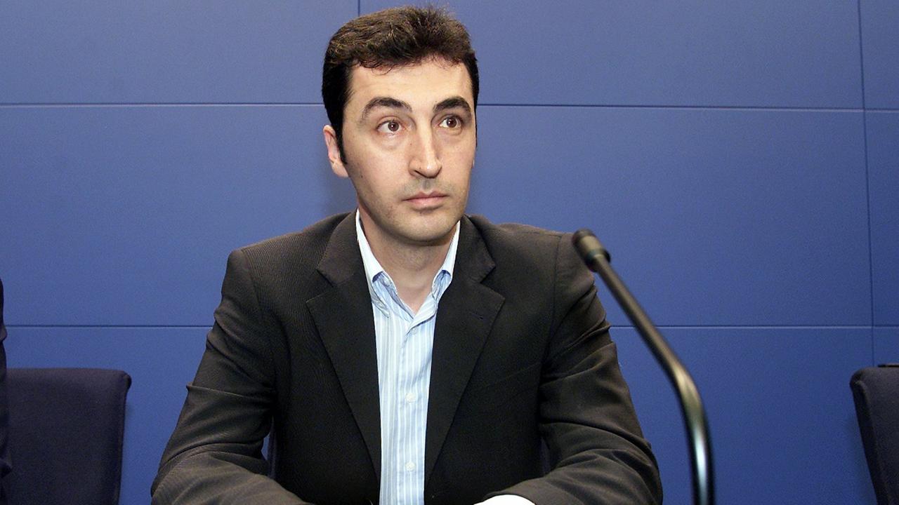 Cem Özdemir tritt 2002 im Zuge der sogenannten Bonusmeilen-Affäre vom Amt des innenpolitischen Sprechers zurück