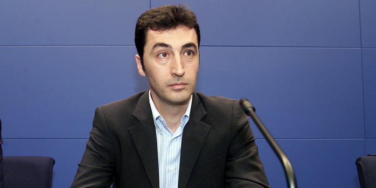 Cem Özdemir tritt 2002 im Zuge der sogenannten Bonusmeilen-Affäre vom Amt des innenpolitischen Sprechers zurück