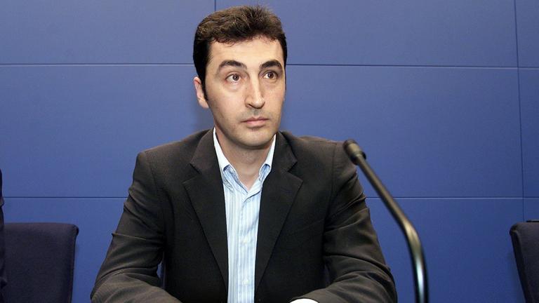 Cem Özdemir tritt 2002 im Zuge der sogenannten Bonusmeilen-Affäre vom Amt des innenpolitischen Sprechers zurück