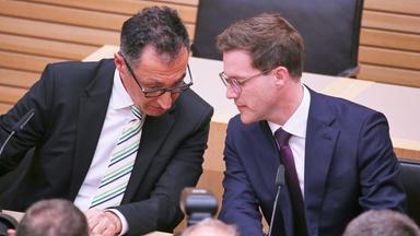 Archiv: Cem Oezdemir, Grüne, und Manuel Hagel, CDU, in der Landespressekonferenz am Wahlabend
