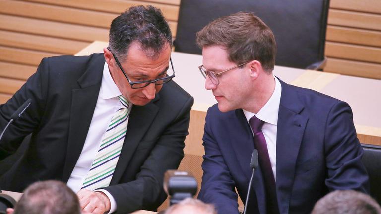 Archiv: Cem Oezdemir, Grüne, und Manuel Hagel, CDU, in der Landespressekonferenz am Wahlabend