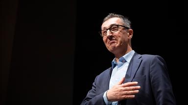 Cem Özdemir nach seiner Rede beim Landesparteitag der Grünen 