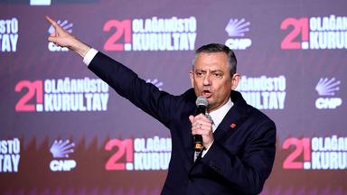 Der Vorsitzende der sozialdemokratischen CHP, Özgür Özel, hält eine Rede während des CHP-Parteitags, aufgenommen am 06.04.2025