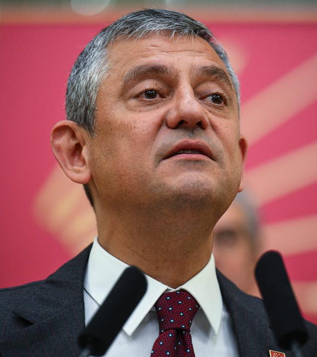Der Vorsitzende der Republikanischen Volkspartei (CHP), Özgür Özel, spricht am 12.05.2026 während der Fraktionssitzung seiner Partei in der Großen Nationalversammlung der Türkei in Ankara, Türkei. 