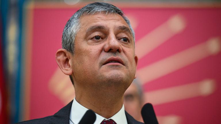 Der Vorsitzende der Republikanischen Volkspartei (CHP), Özgür Özel, spricht am 12.05.2026 während der Fraktionssitzung seiner Partei in der Großen Nationalversammlung der Türkei in Ankara, Türkei. 