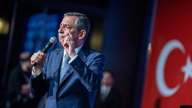 Özgür Özel, damaliger CHP-Vorsitzender, spricht während eines Kongresses unter dem Motto "Der Wille gehört der Nation" zu Parteimitgliedern.