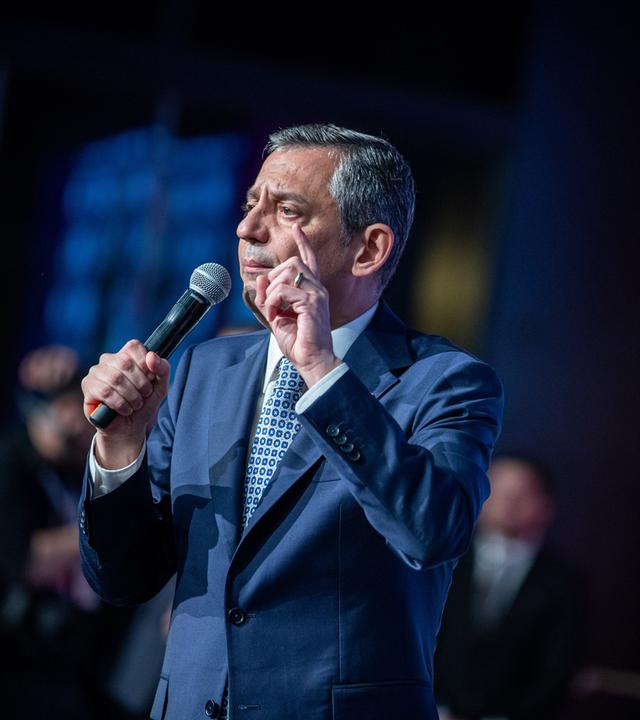 Özgür Özel, damaliger CHP-Vorsitzender, spricht während eines Kongresses unter dem Motto "Der Wille gehört der Nation" zu Parteimitgliedern.