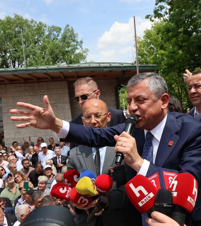 Özgür Özel spricht auf einer Versammlung in Ankara vor einem großen Publikum und der Presse.