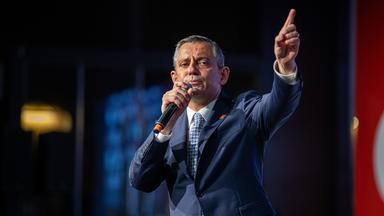 Der CHP-Vorsitzender, Özgür Özel spricht auf einem Kongress zu Parteimitgliedern