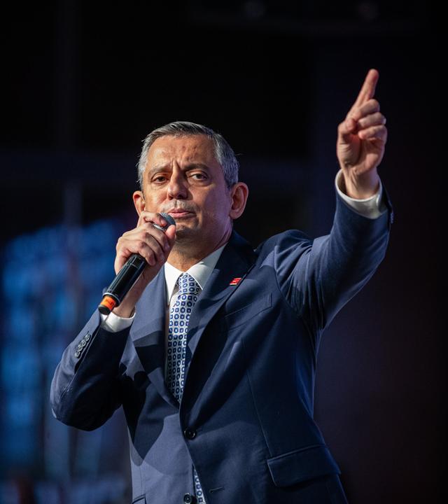 Der CHP-Vorsitzender, Özgür Özel spricht auf einem Kongress zu Parteimitgliedern