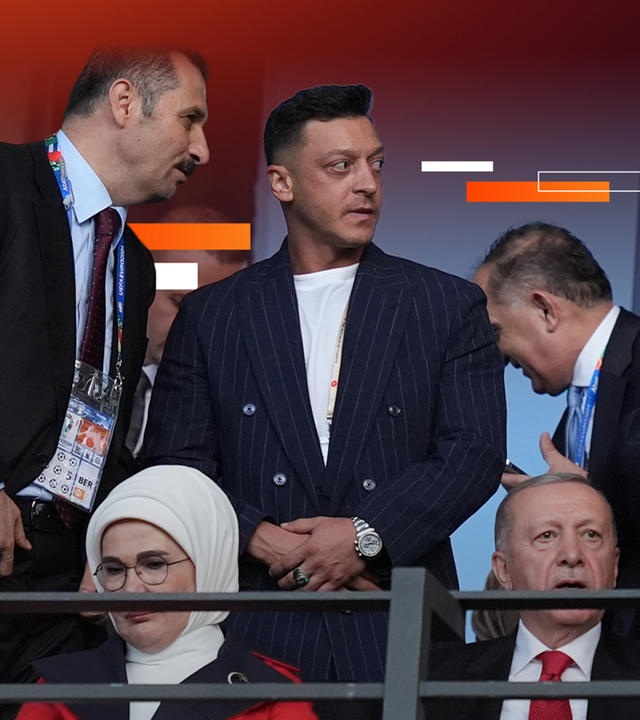 Mesut Özil auf der Tribüne bei der EM 2024 in Deutschland
