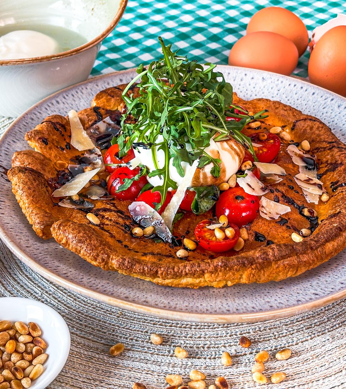 Ofenpfannkuchen mit Rucola und Tomaten 