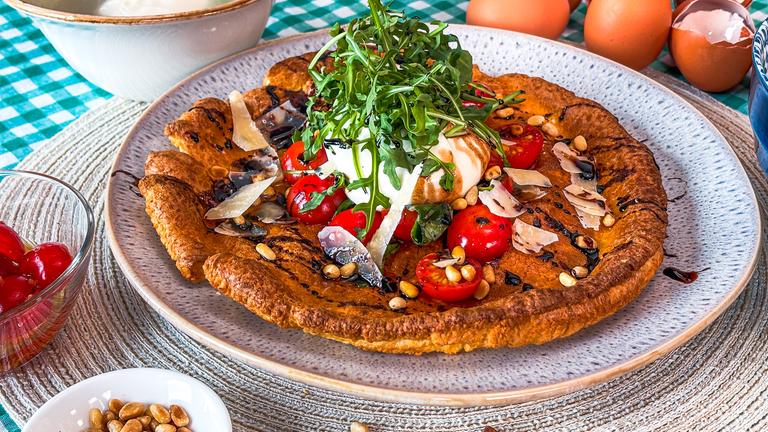 Ofenpfannkuchen mit Rucola und Tomaten 