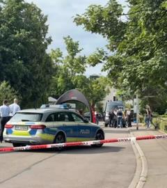 Polizweiwagen und Absperrband an Einsatzstelle in Offenburg bei Sonnenschein 