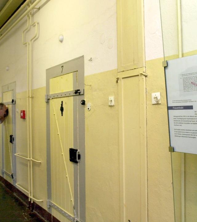 Ein Zellentrakt des ehemaligen Stasi-Gefängnisses Bautzen II am Donnerstag (03.05.2001).