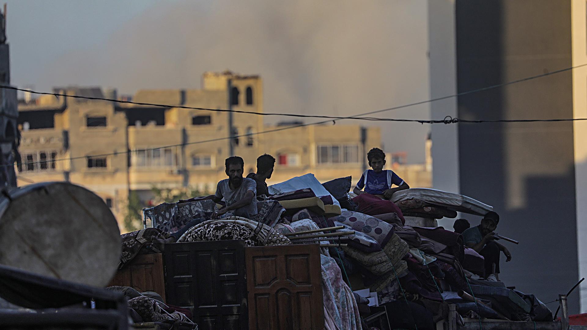 Binnenvertriebene Palästinenser evakuieren ein Gebiet, das während einer israelischen Militäroperation in Gaza-Stadt Ziel eines Luftangriffs war.