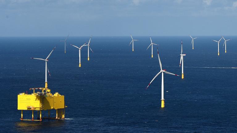 Archiv: Der Offshore Windpark "DanTysk" westlich der Insel Sylt am 27.04.2015.