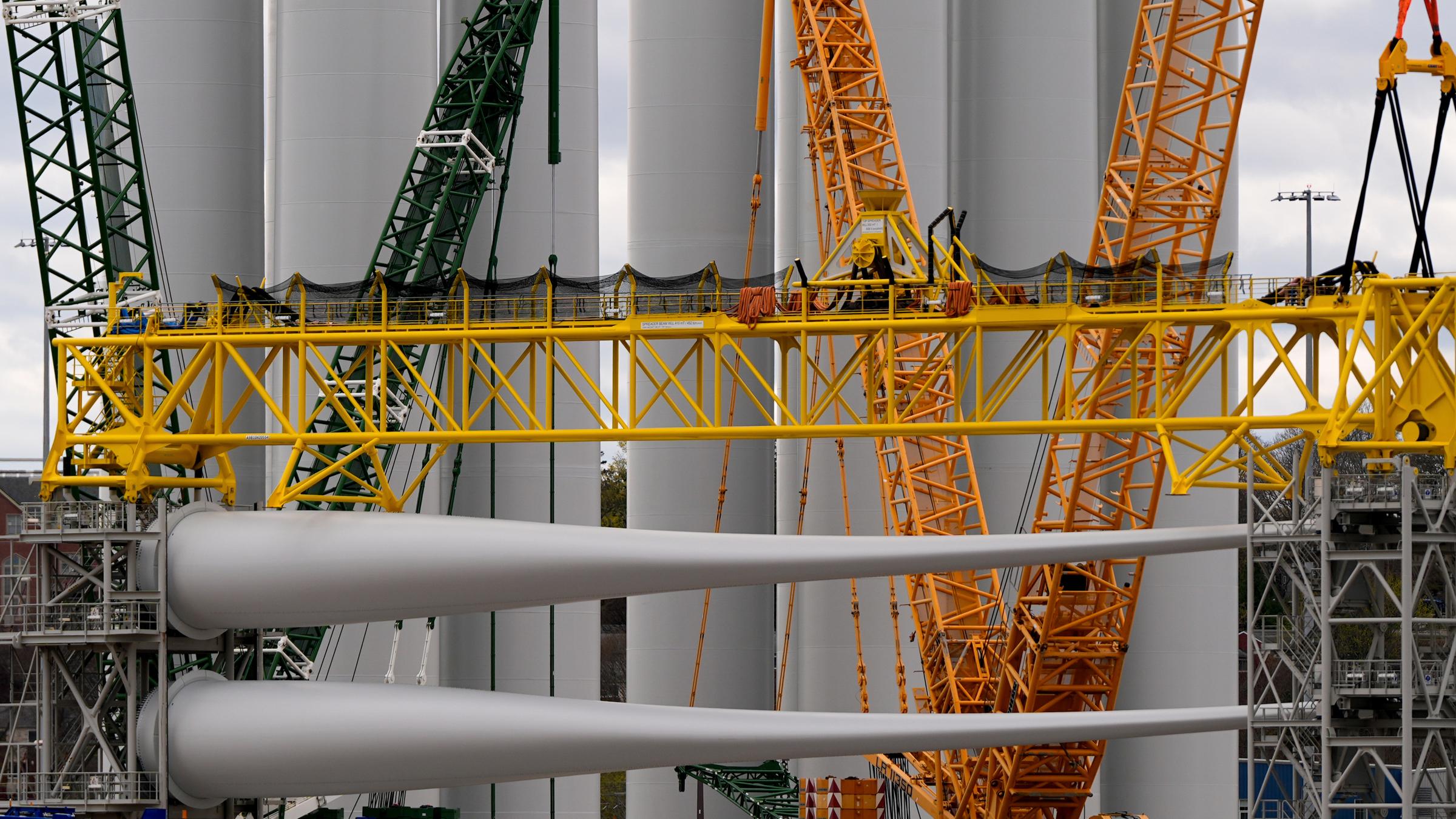 Bauteile für Offshore-Windanlagen lagern in den USA im Hafen von New London