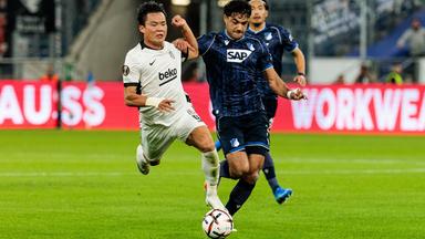 Hyeon-Gyu Oh (l.) im Zweikampf gegen Ozan Kabak. 