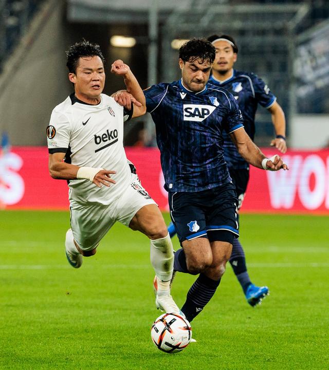 Hyeon-Gyu Oh (l.) im Zweikampf gegen Ozan Kabak. 