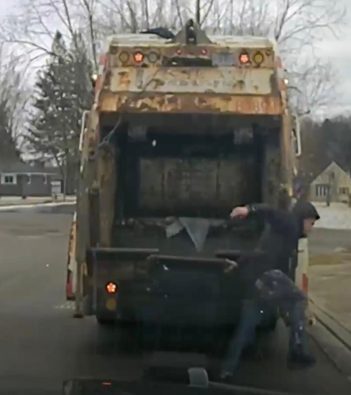 Dieses Bild, das aus einem Video der Dashcam eines Polizeibeamten aus Huber Heights stammt, zeigt einen Verdächtigen, der am Montag, dem 23. Februar 2026, in Huber Heights, Ohio, aus einer Garagentonne springt und vor der Polizei flieht.