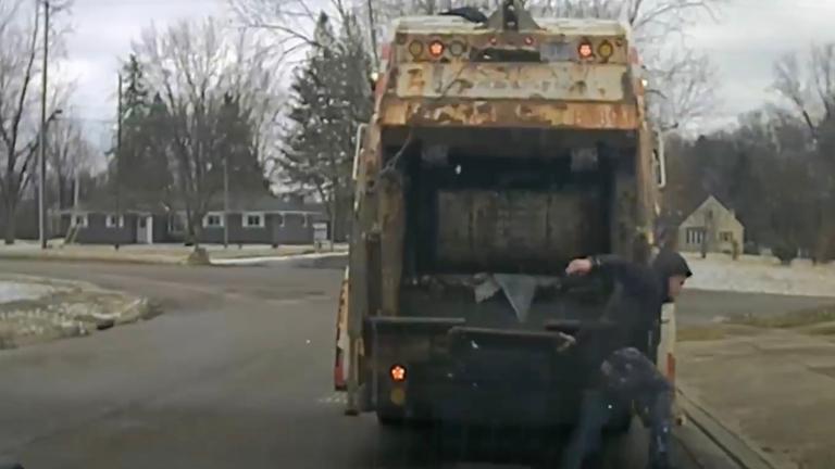 Dieses Bild, das aus einem Video der Dashcam eines Polizeibeamten aus Huber Heights stammt, zeigt einen Verdächtigen, der am Montag, dem 23. Februar 2026, in Huber Heights, Ohio, aus einer Garagentonne springt und vor der Polizei flieht.