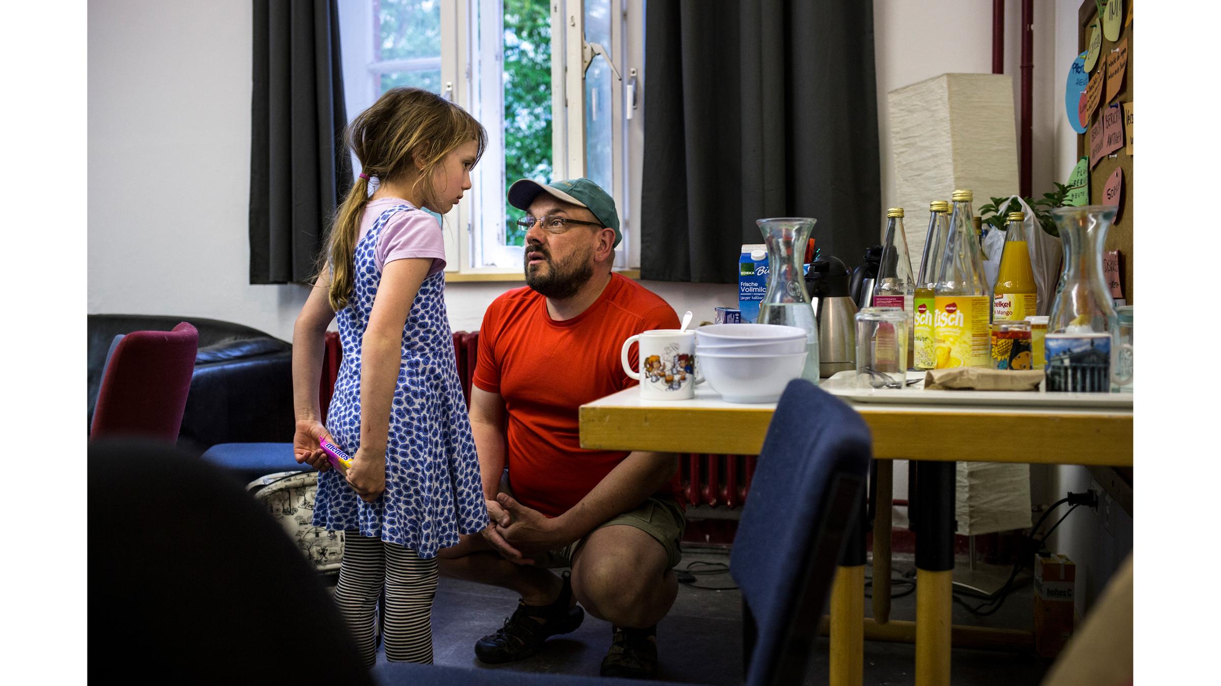 Hannah mit ihrem Vater in einer kleinen Wohnung 