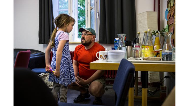 Hannah mit ihrem Vater in einer kleinen Wohnung 