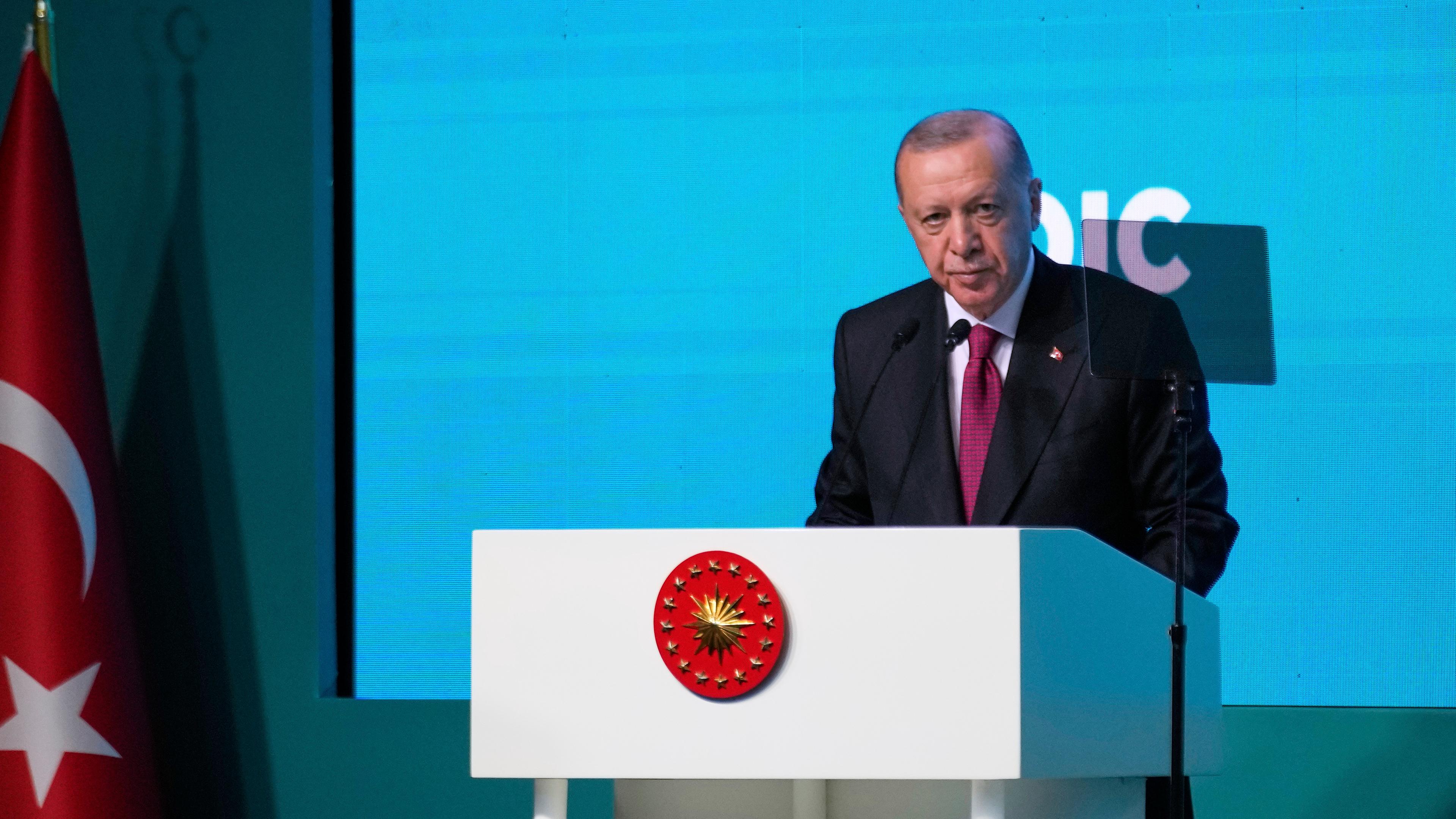 Türkei, Istanbul: Der türkische Präsident Recep Tayyip Erdogan hält eine Eröffnungsrede während des Treffens des Außenministerrats der Organisation für Islamische Zusammenarbeit