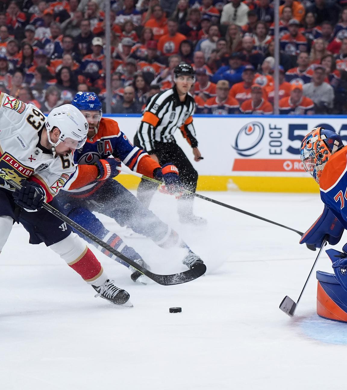 Brad Marchand (Florida Panthers/links) erzielt das Siegtor gegen die Edmonton Oilers. Oilers-Goalie Stuart Skinner bekommt den Puck durch die Beine. Leon Draisaitl (im Hintergrund) kann nicht mehr eingreifen.
