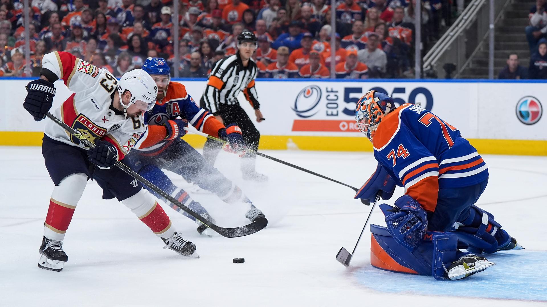 Brad Marchand (Florida Panthers/links) erzielt das Siegtor gegen die Edmonton Oilers. Oilers-Goalie Stuart Skinner bekommt den Puck durch die Beine. Leon Draisaitl (im Hintergrund) kann nicht mehr eingreifen.