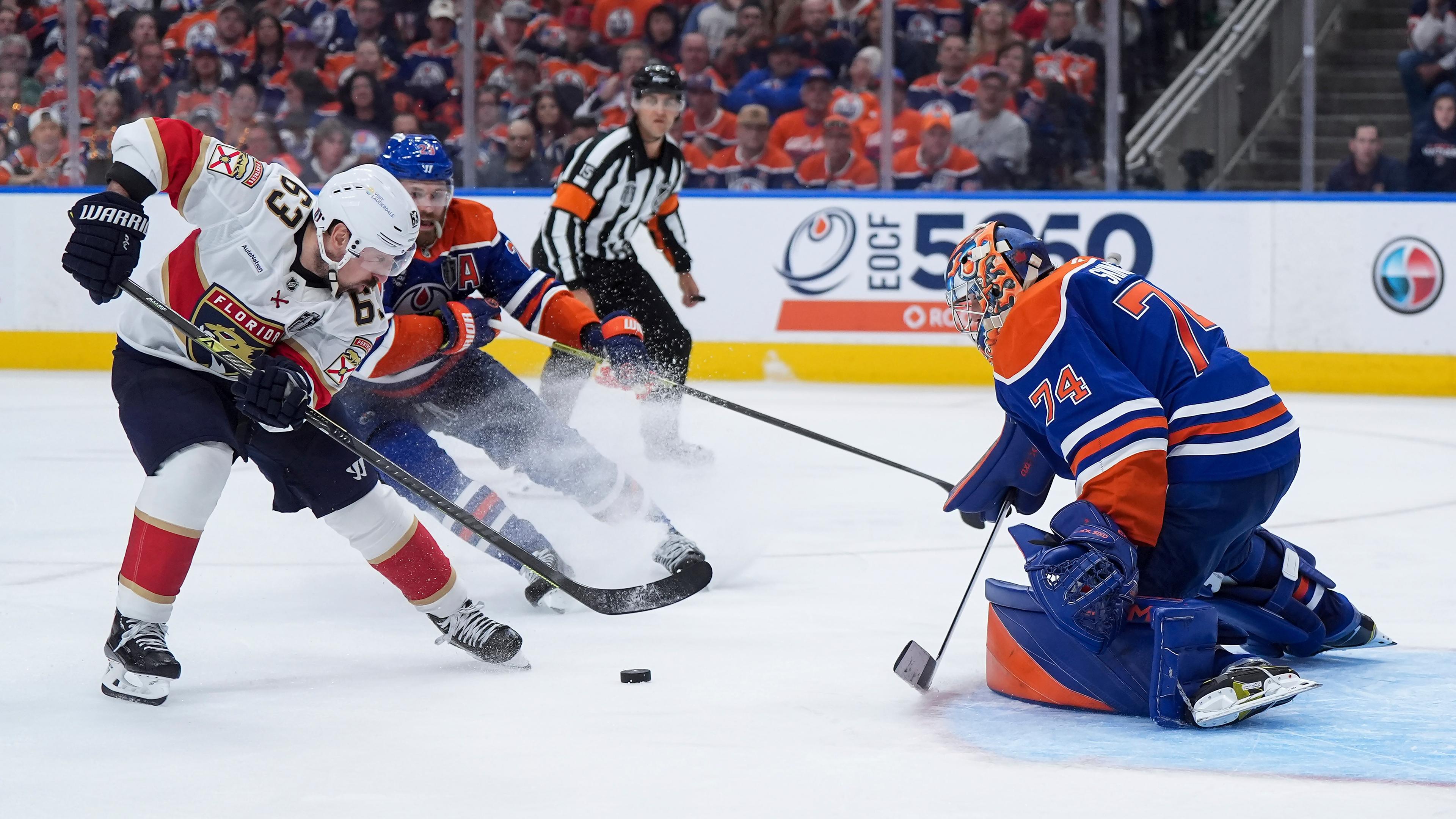 Brad Marchand (Florida Panthers/links) erzielt das Siegtor gegen die Edmonton Oilers. Oilers-Goalie Stuart Skinner bekommt den Puck durch die Beine. Leon Draisaitl (im Hintergrund) kann nicht mehr eingreifen.