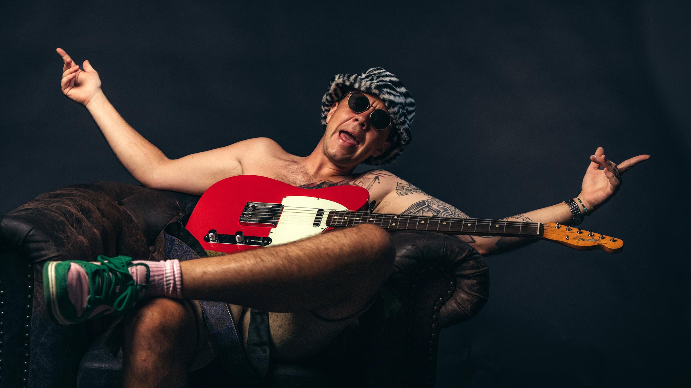 Sänger Oimara mit einer Gitarre