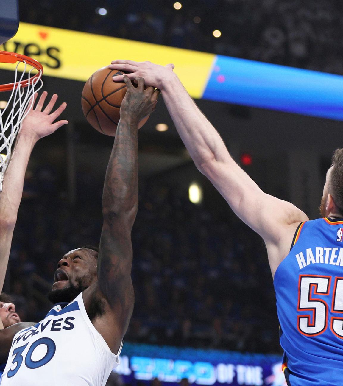 Oklahoma City Thunder-Center Isaiah Hartenstein (55) blockt einen Wurf von Minnesota Timberwolves-Stürmer Julius Randle (30). Aufgenommen am 28.05.2025