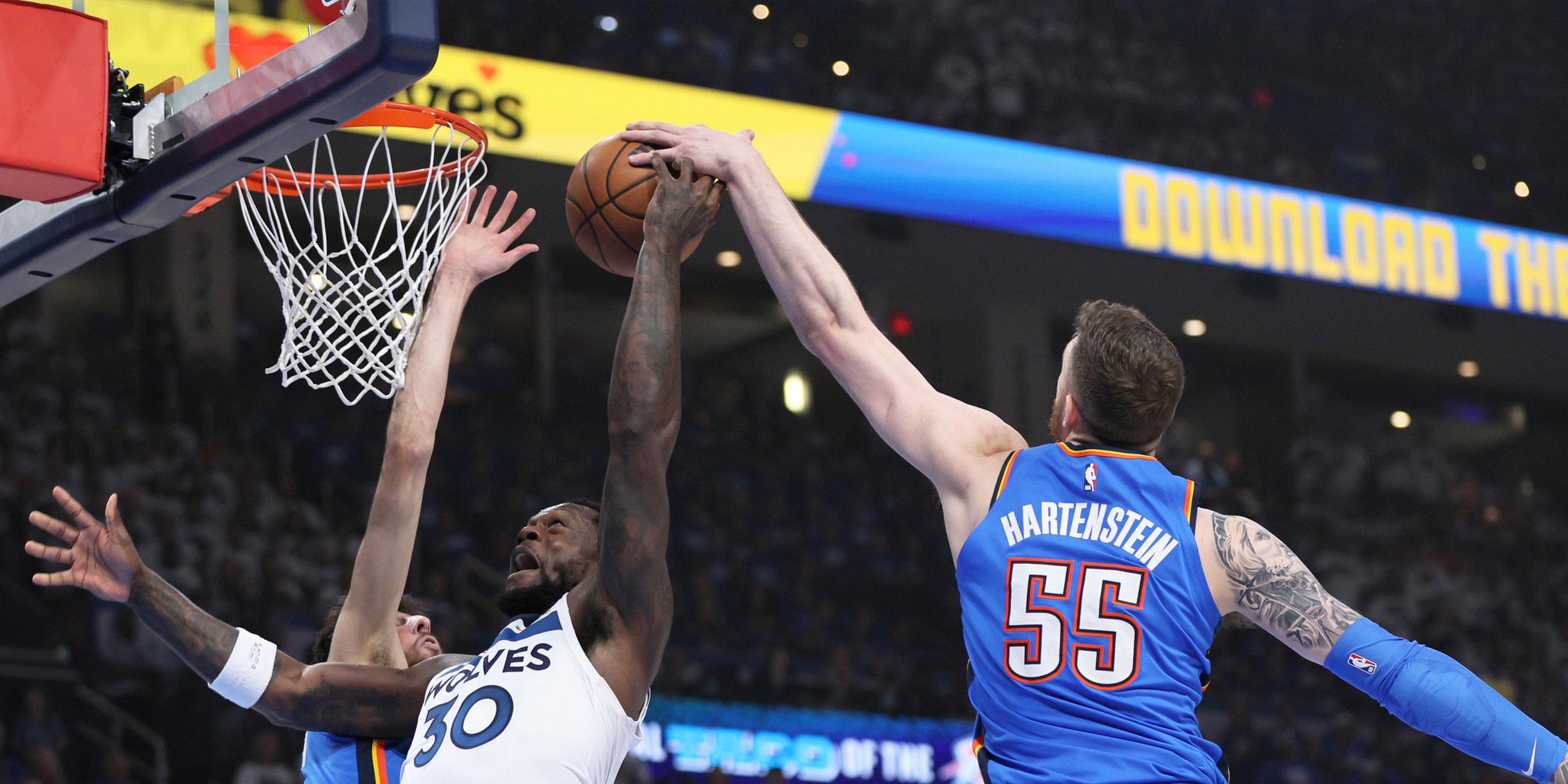Oklahoma City Thunder-Center Isaiah Hartenstein (55) blockt einen Wurf von Minnesota Timberwolves-Stürmer Julius Randle (30). Aufgenommen am 28.05.2025