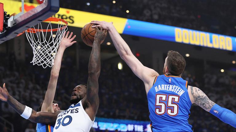 Oklahoma City Thunder-Center Isaiah Hartenstein (55) blockt einen Wurf von Minnesota Timberwolves-Stürmer Julius Randle (30). Aufgenommen am 28.05.2025
